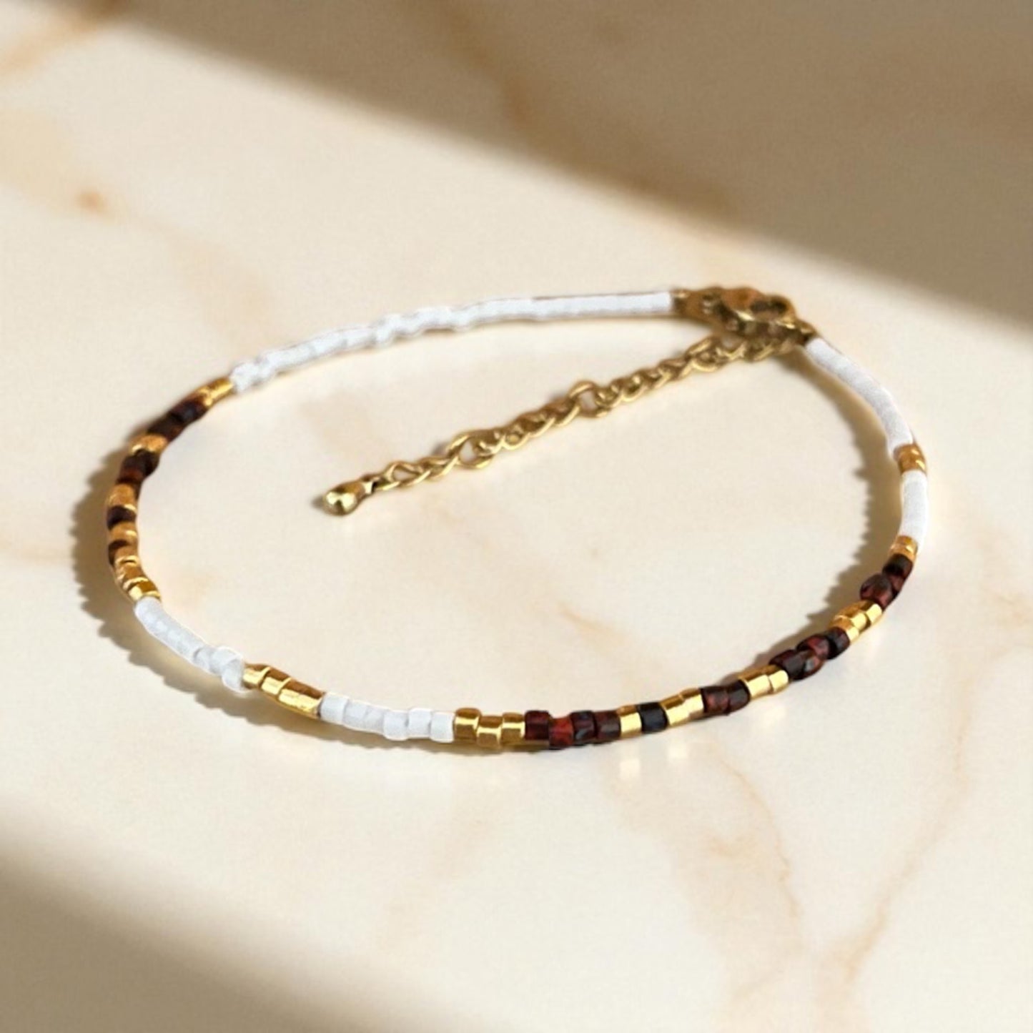 Terre bohème | Bracelet de cheville Miyuki blanc grenat et or