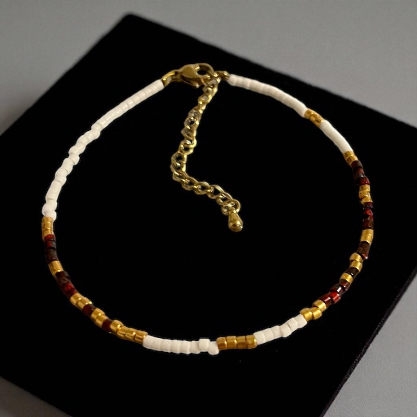 Terre bohème | Bracelet de cheville Miyuki blanc grenat et or