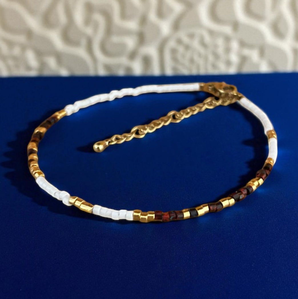 Terre bohème | Bracelet de cheville Miyuki blanc grenat et or