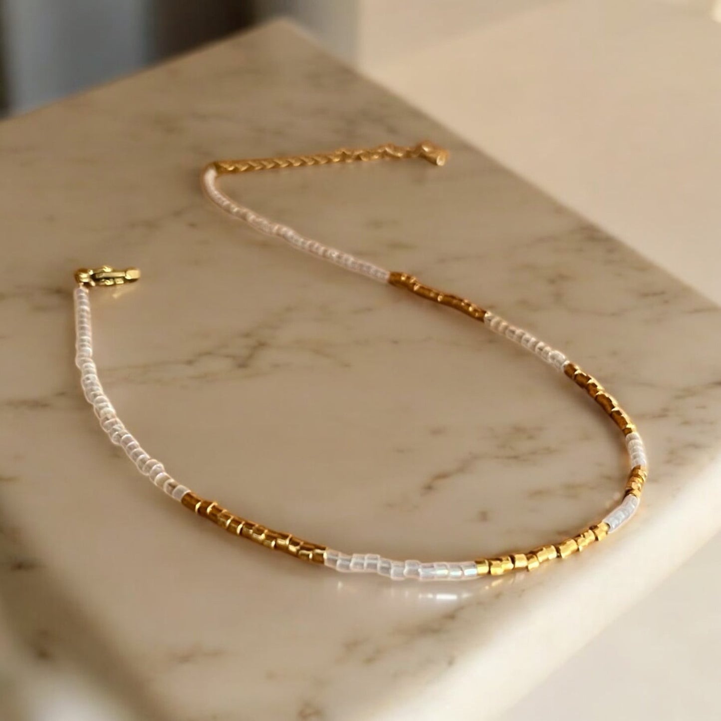 Ela | Bracelet de cheville Miyuki blanc et or