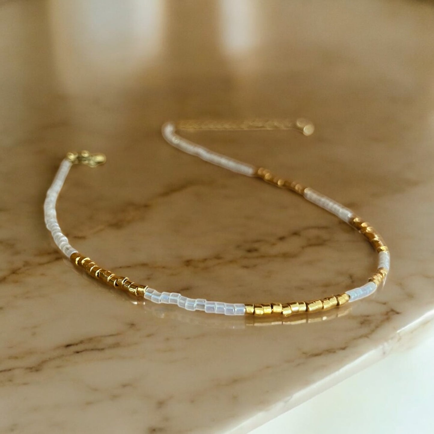 Ela | Bracelet de cheville Miyuki blanc et or