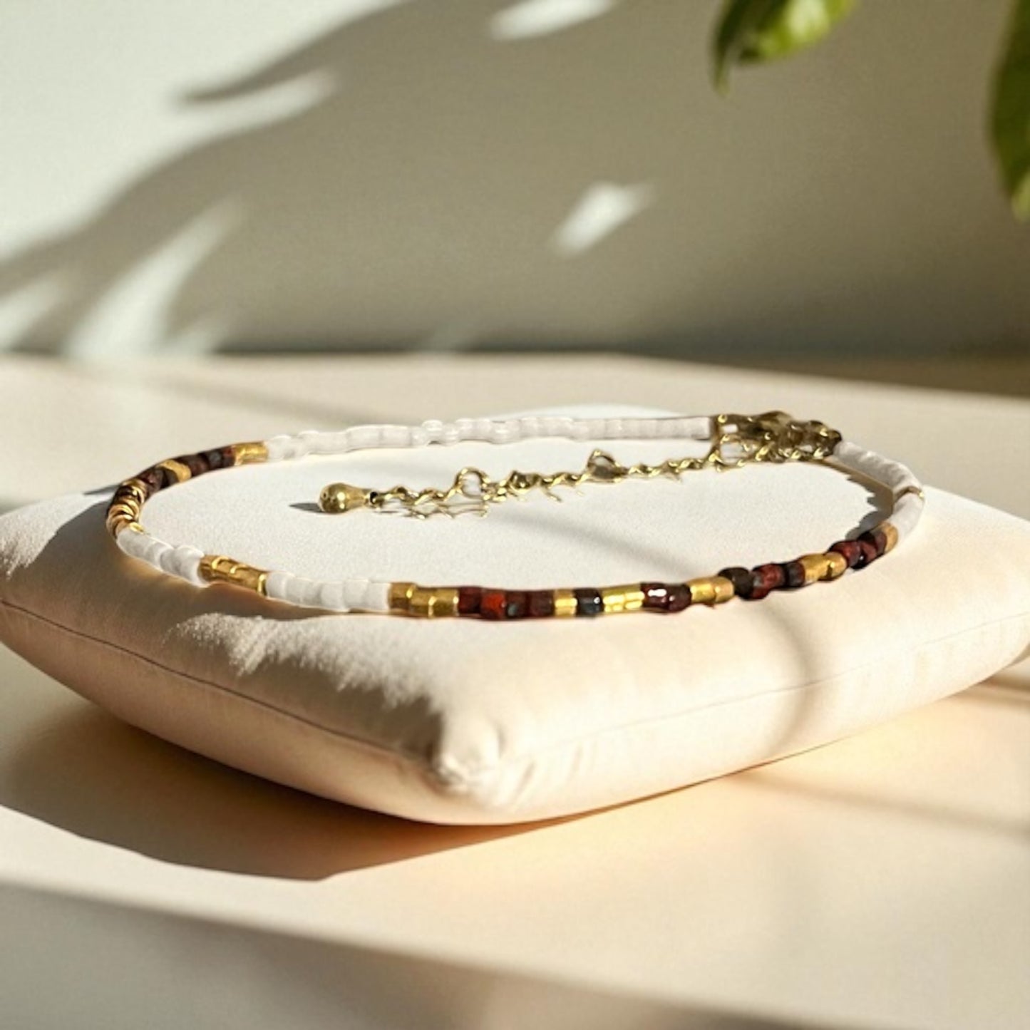 Terre bohème | Bracelet de cheville Miyuki blanc grenat et or