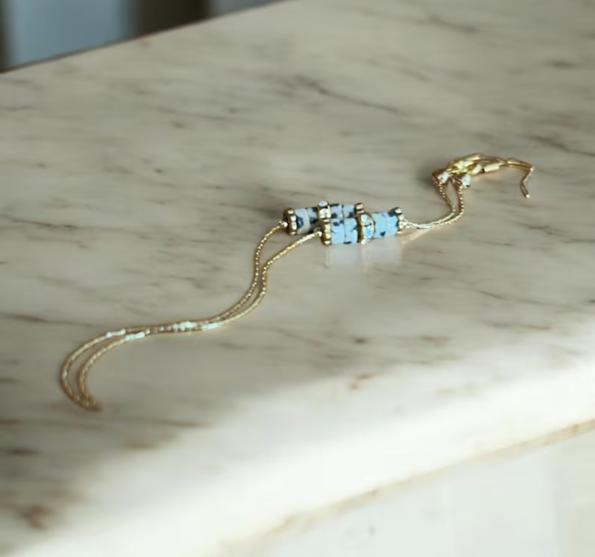 Boucles Précieuses : Chuchotements dorées | acier inoxydable et jaspe dalmatien idée cadeau artisanal pour femme