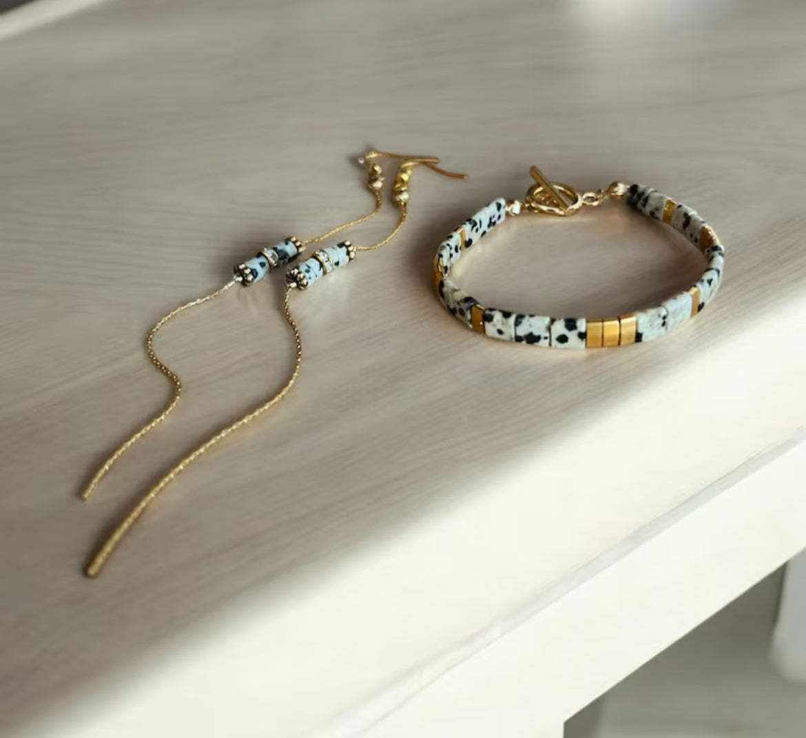 Boucles Précieuses : Chuchotements dorées | acier inoxydable et jaspe dalmatien idée cadeau artisanal pour femme