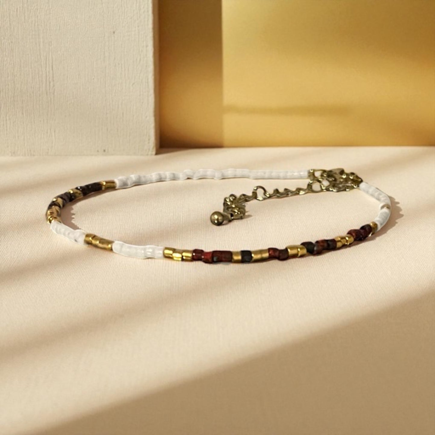 Terre bohème | Bracelet de cheville Miyuki blanc grenat et or