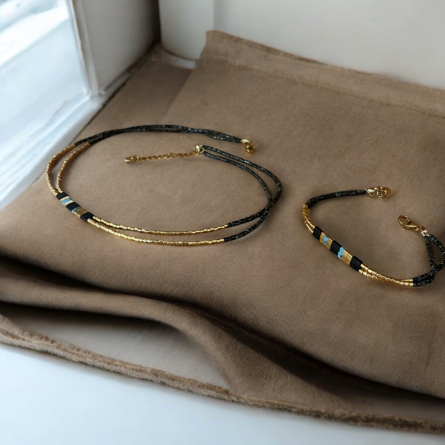 Parure Vélïa | boucles d’oreilles bracelets et collier de perles minimaliste assorties