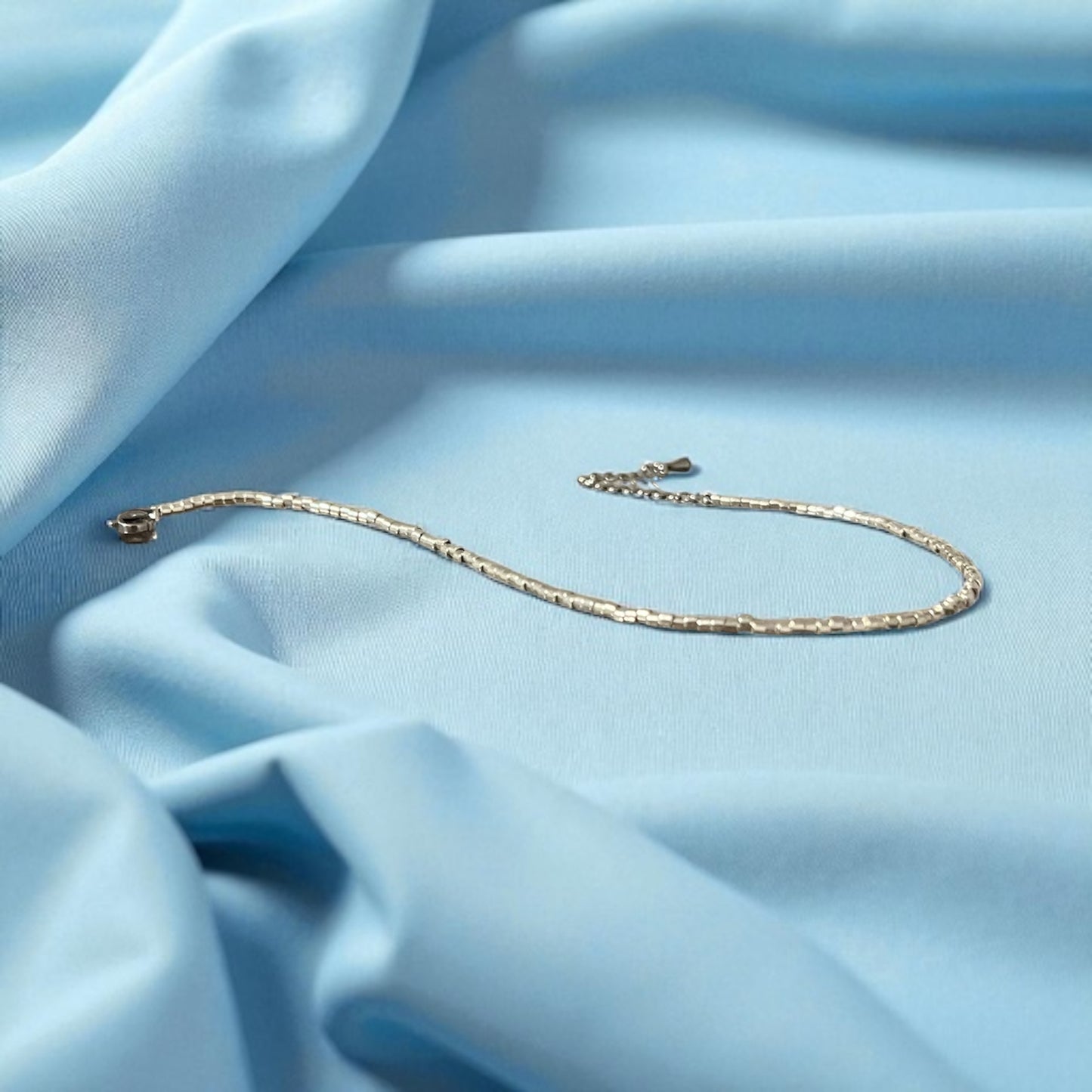 Souffle d’Argent
| Bracelet de cheville Miyuki beige et or