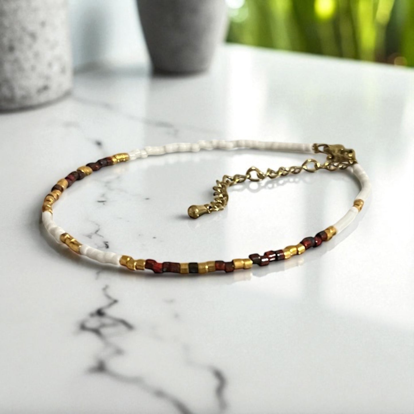 Terre bohème | Bracelet de cheville Miyuki blanc grenat et or