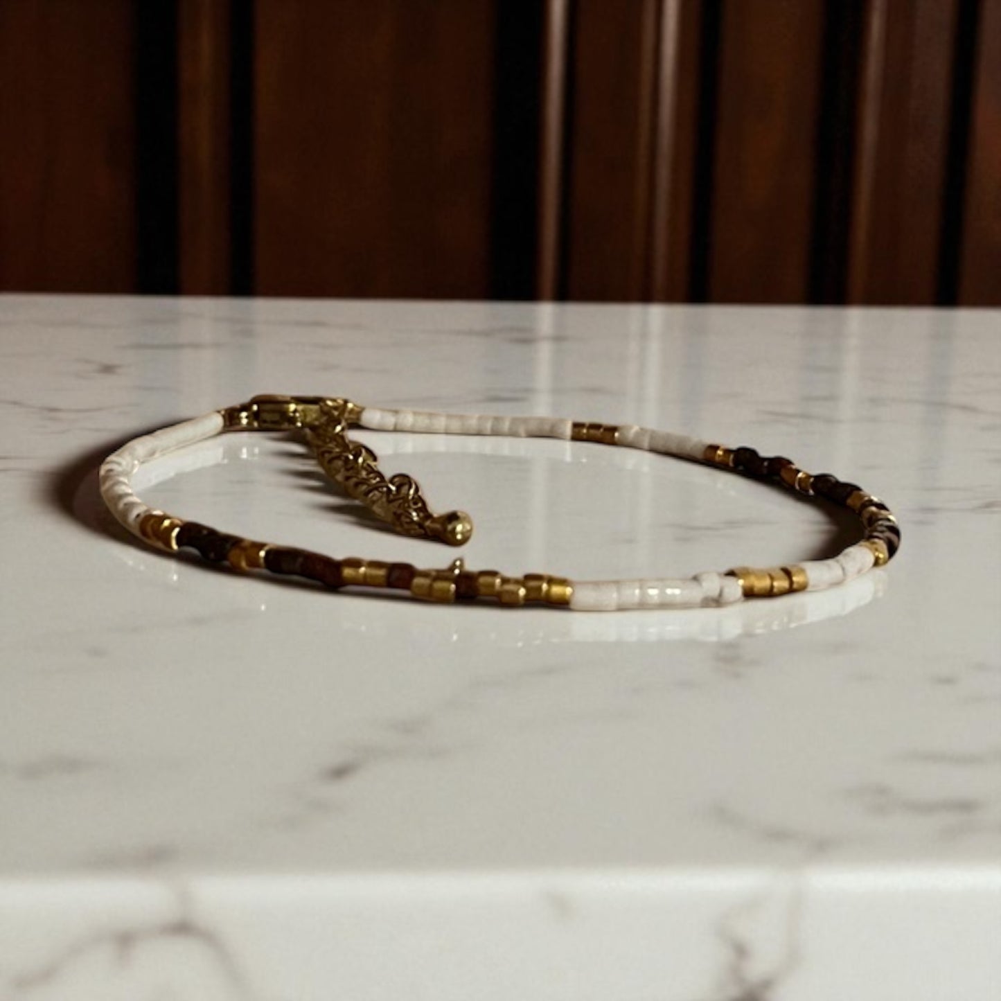 Terre bohème | Bracelet de cheville Miyuki blanc grenat et or