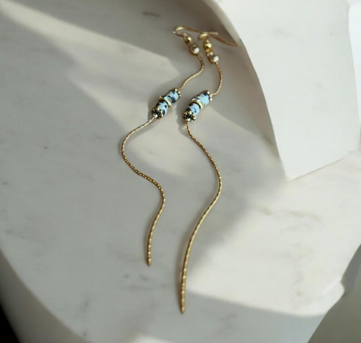 Boucles Précieuses : Chuchotements dorées | acier inoxydable et jaspe dalmatien idée cadeau artisanal pour femme