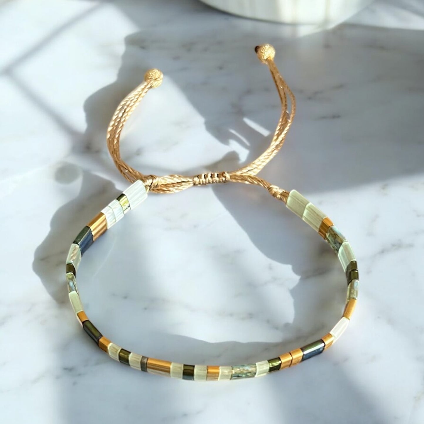 Vue d’en haut d’un bracelet miyuki tila coulissant