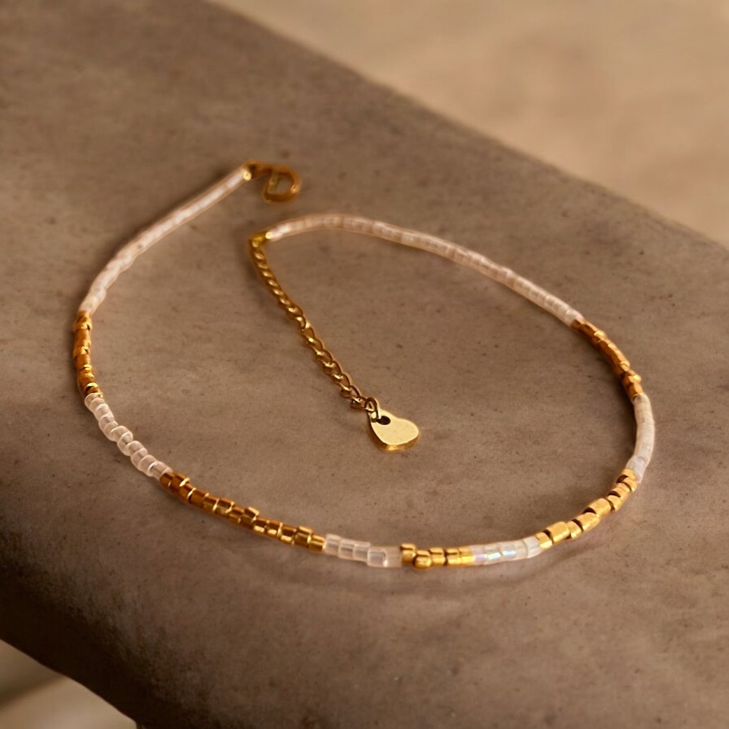 Ela | Bracelet de cheville Miyuki blanc et or