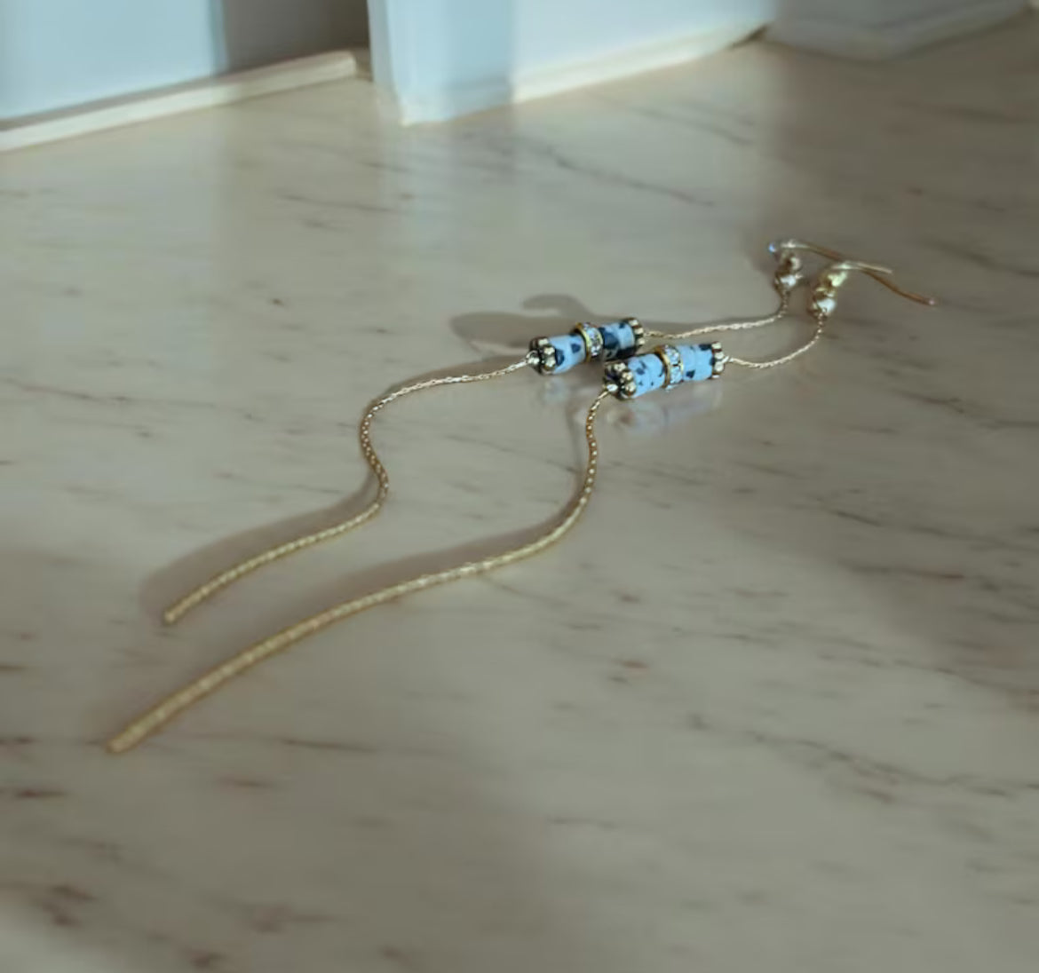 Boucles Précieuses : Chuchotements dorées | acier inoxydable et jaspe dalmatien idée cadeau artisanal pour femme