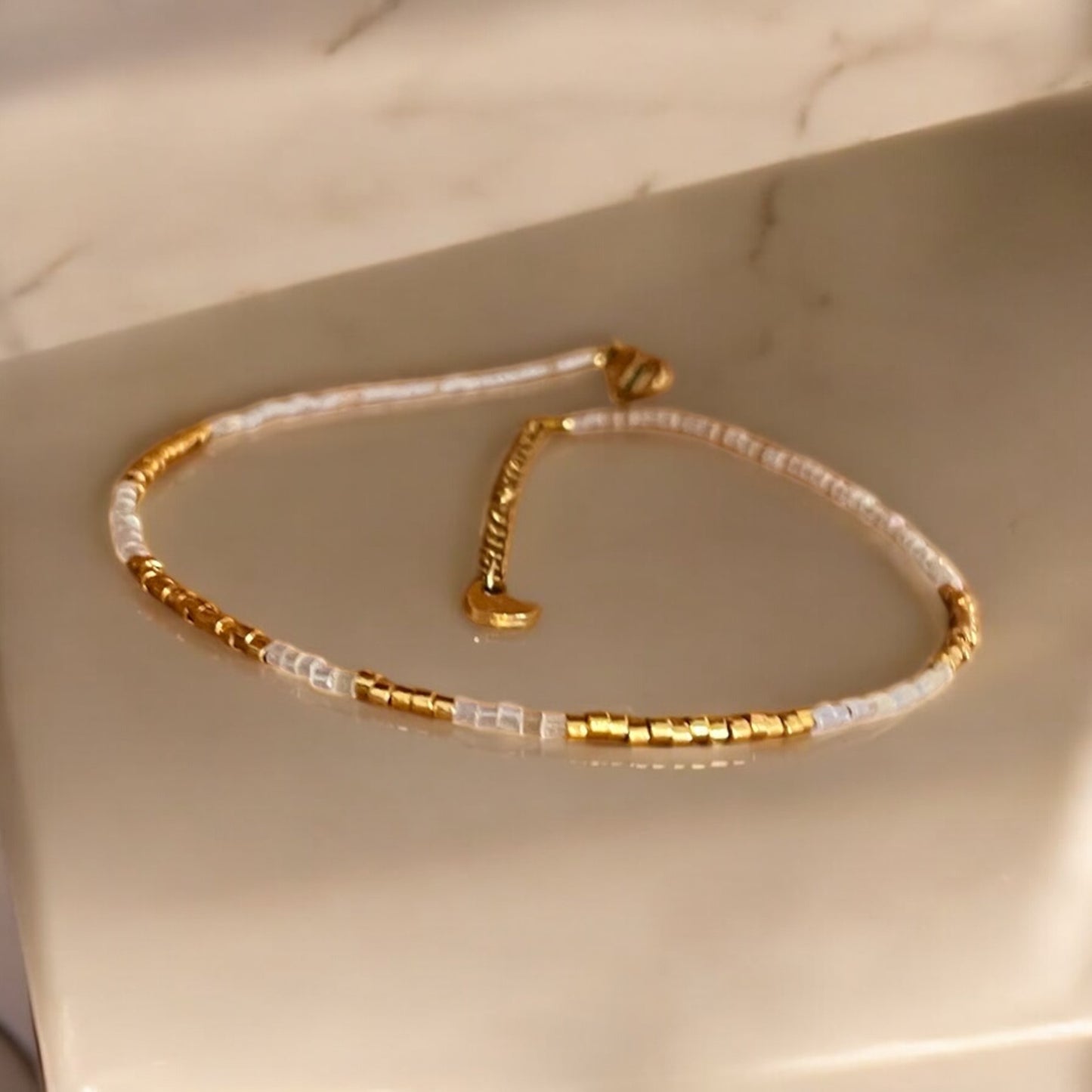 Ela | Bracelet de cheville Miyuki blanc et or