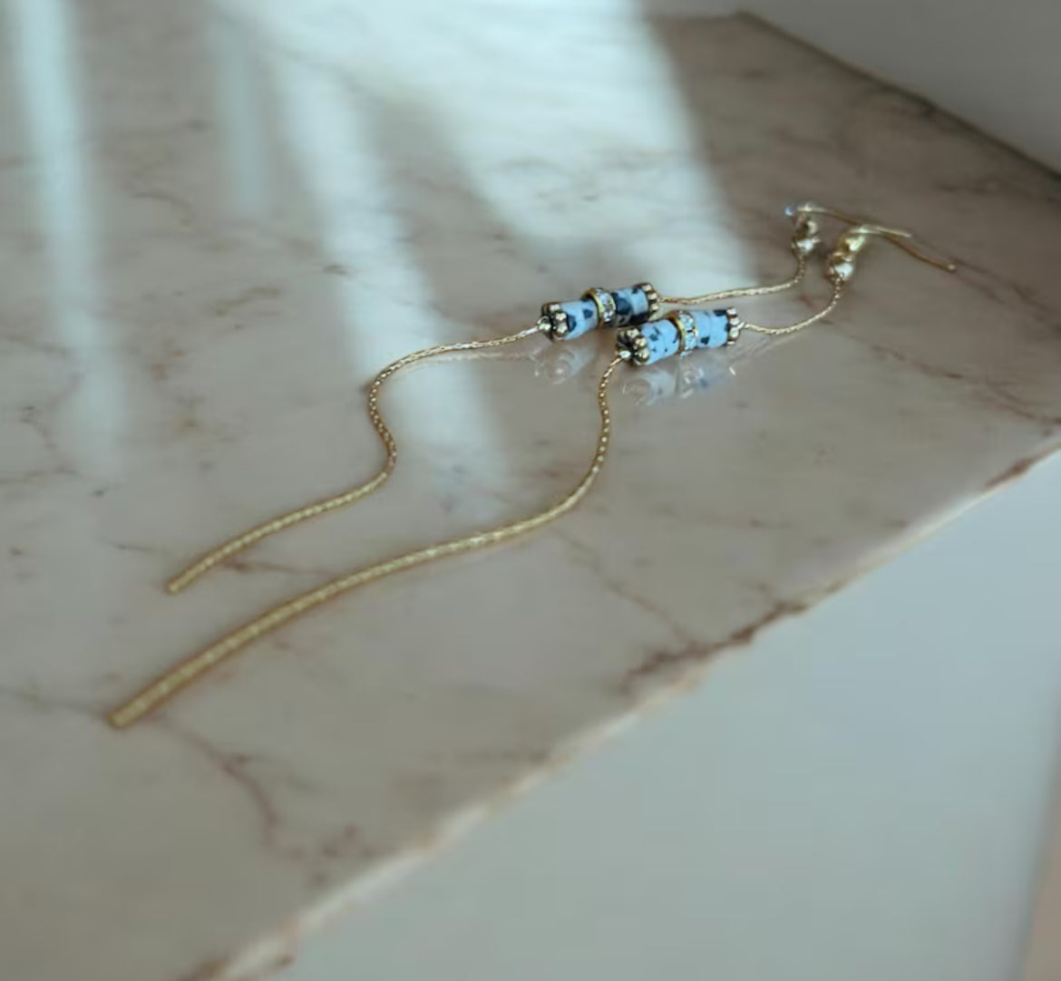 Boucles Précieuses : Chuchotements dorées | acier inoxydable et jaspe dalmatien idée cadeau artisanal pour femme