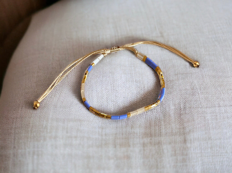 Bracelet Miyuki Carlotta ajustable sur fil de soie perles plaquées or 24 carats