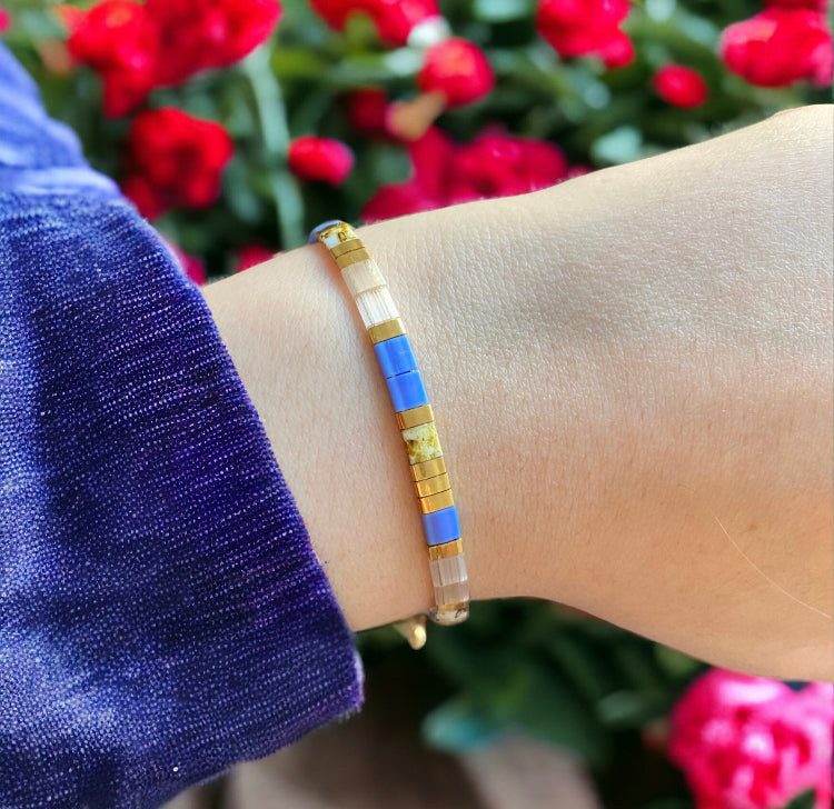 Bracelet Miyuki Carlotta ajustable sur fil de soie perles plaquées or 24 carats