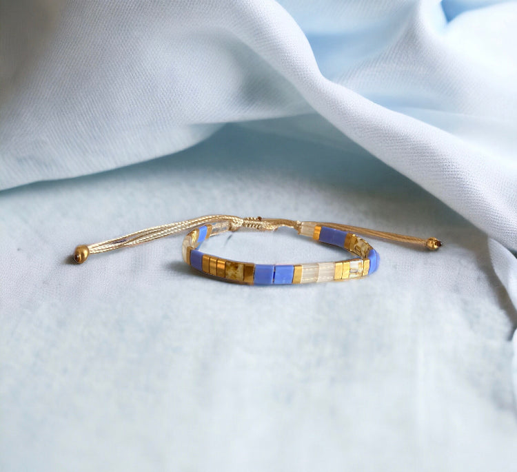 Bracelet Miyuki Carlotta ajustable sur fil de soie perles plaquées or 24 carats
