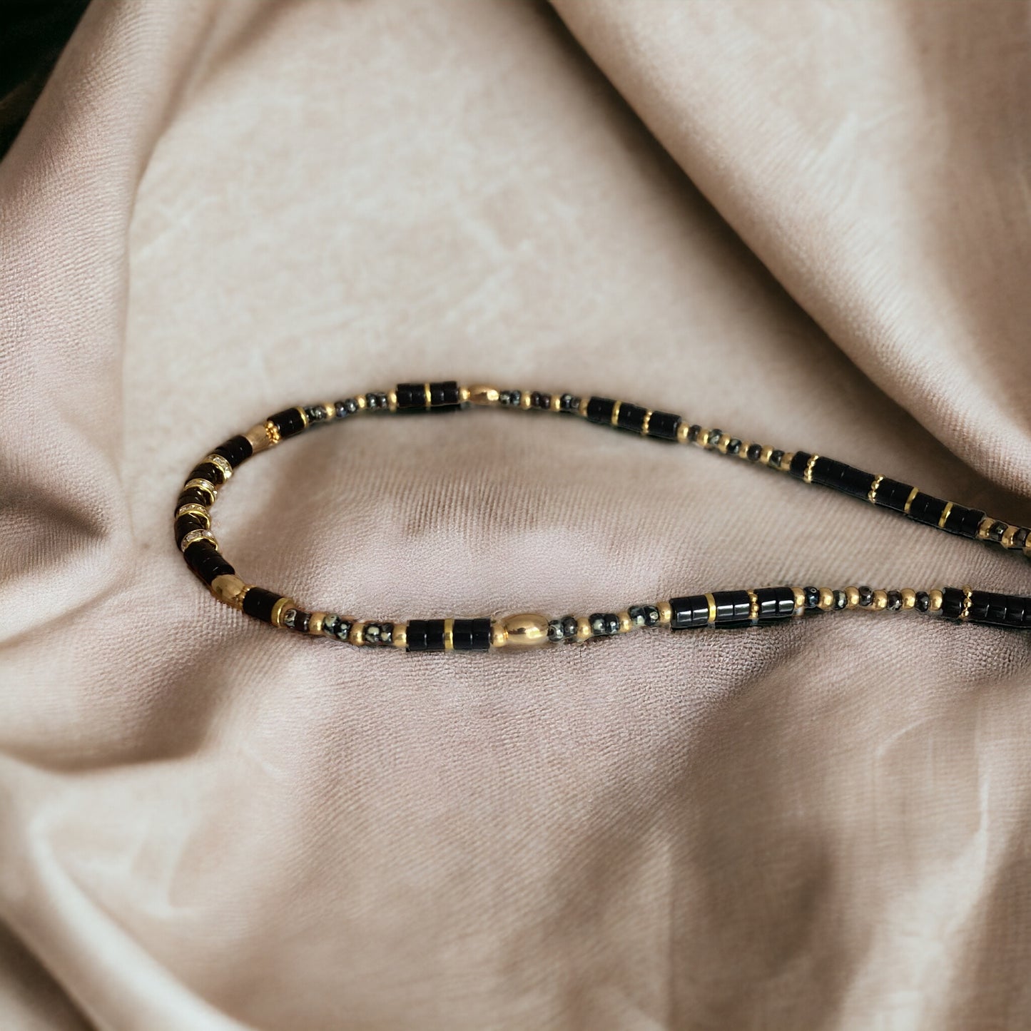 Collier précieux : Calixe , collier onyx noir et perles du Japon , pierres semi précieuses et acier inoxydable