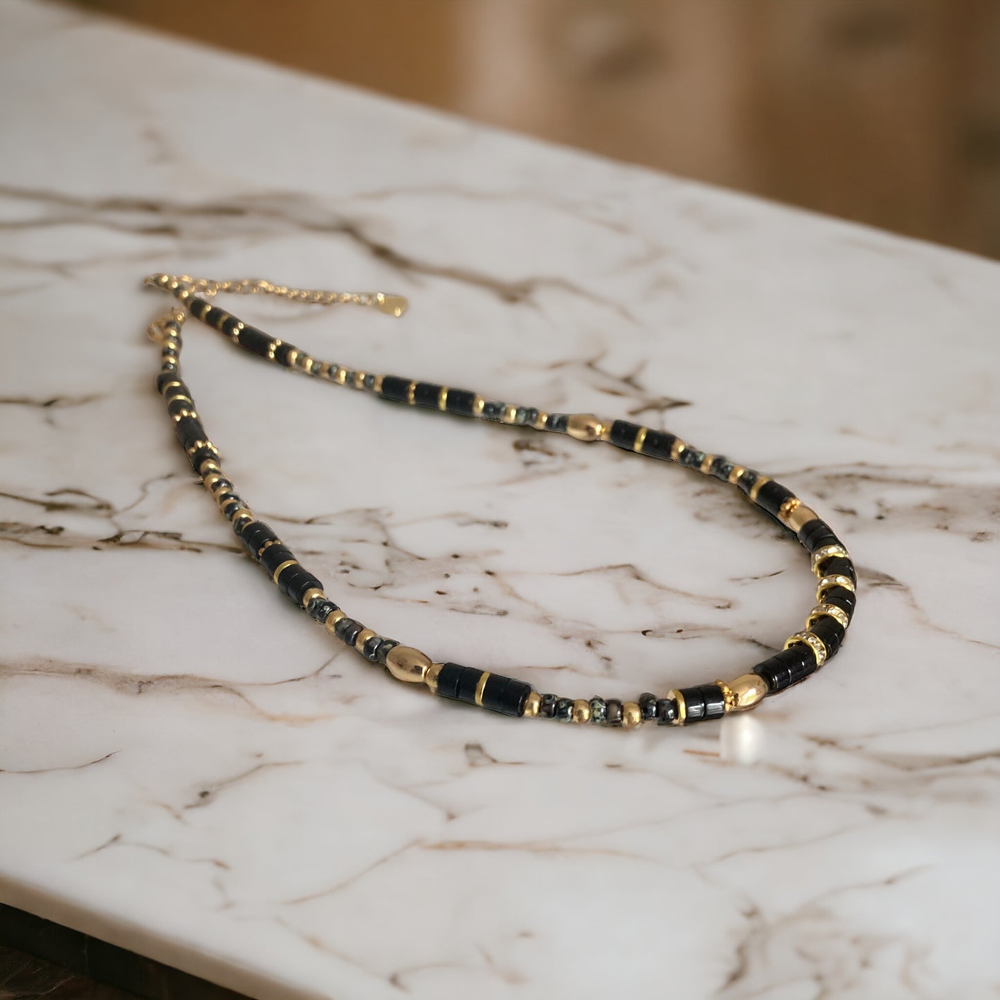 Collier précieux : Calixe , collier onyx noir et perles du Japon , pierres semi précieuses et acier inoxydable
