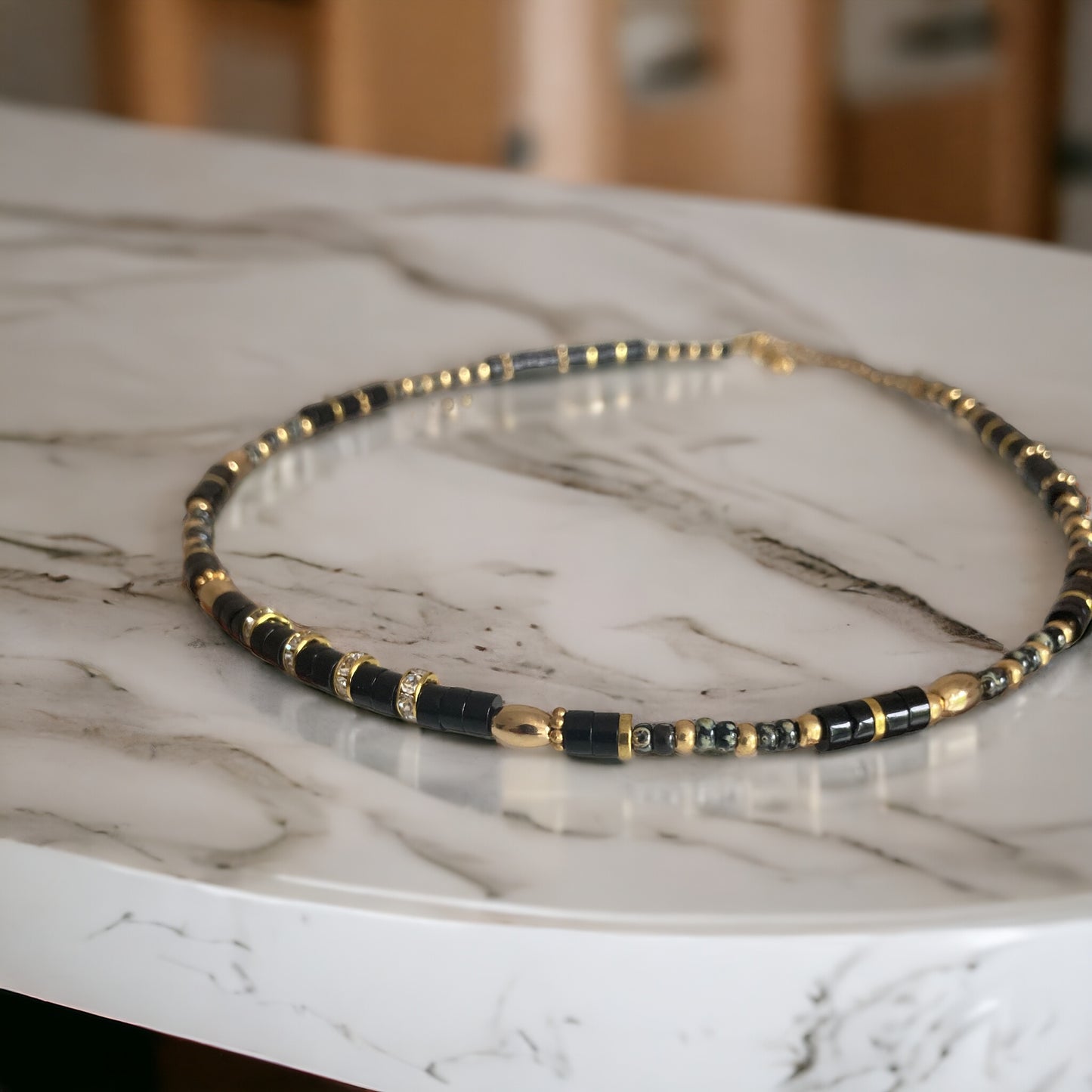 Collier précieux : Calixe , collier onyx noir et perles du Japon , pierres semi précieuses et acier inoxydable
