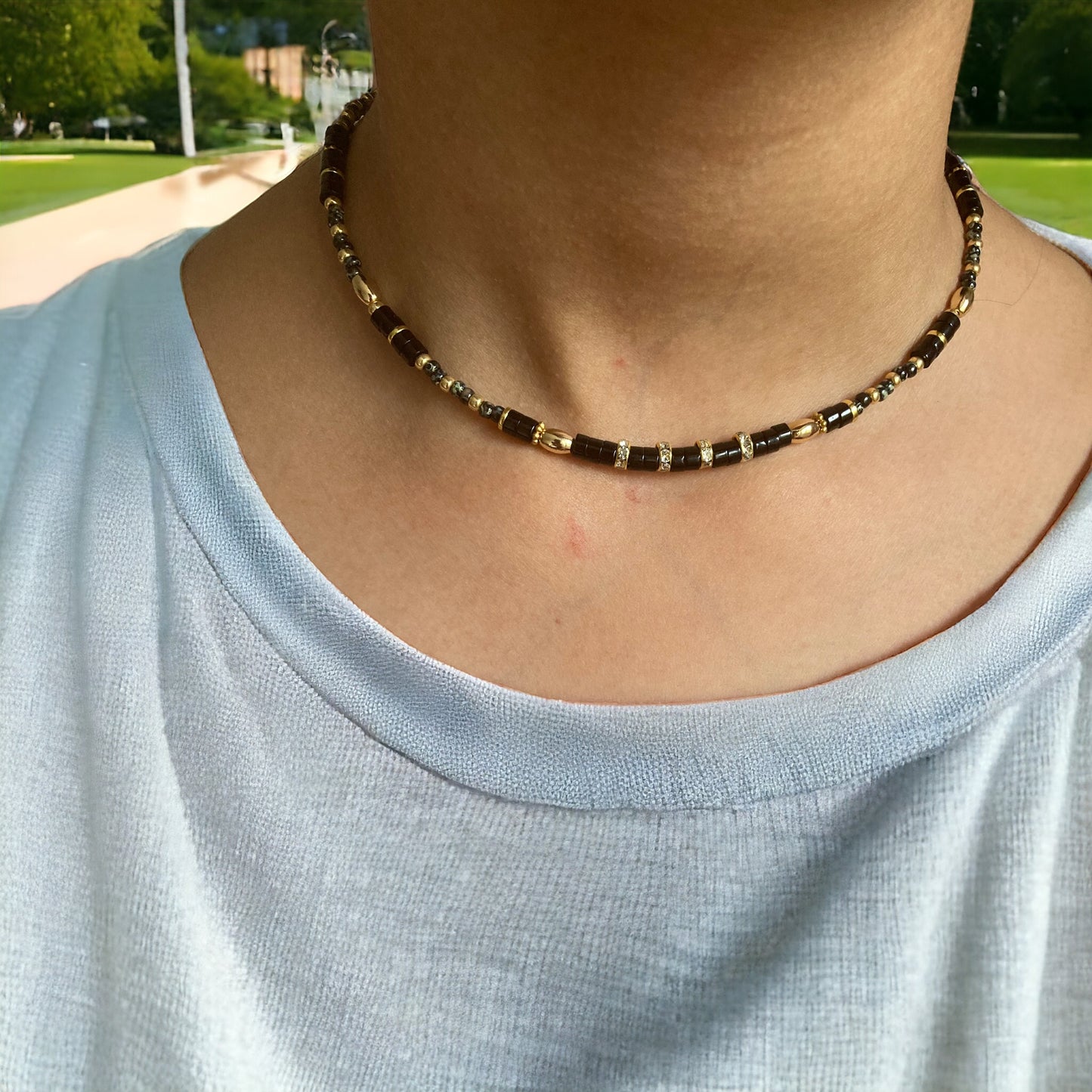 Collier précieux : Calixe , collier onyx noir et perles du Japon , pierres semi précieuses et acier inoxydable