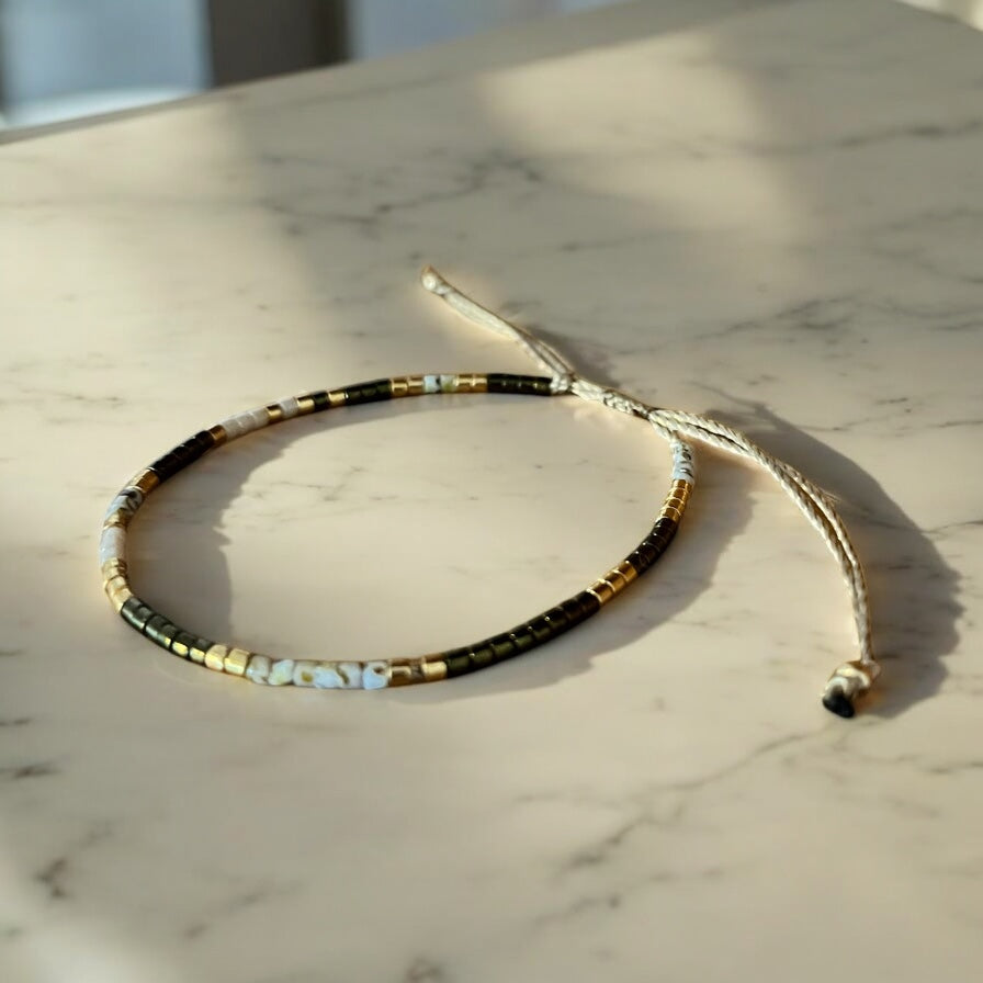 Bracelet Miyuki: Brume d’Olive |bracelet minimaliste de perles Japonaises
