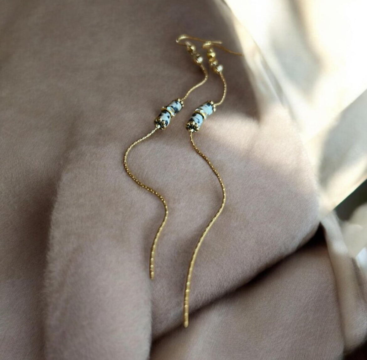 Boucles Précieuses : Chuchotements dorées | acier inoxydable et jaspe dalmatien idée cadeau artisanal pour femme