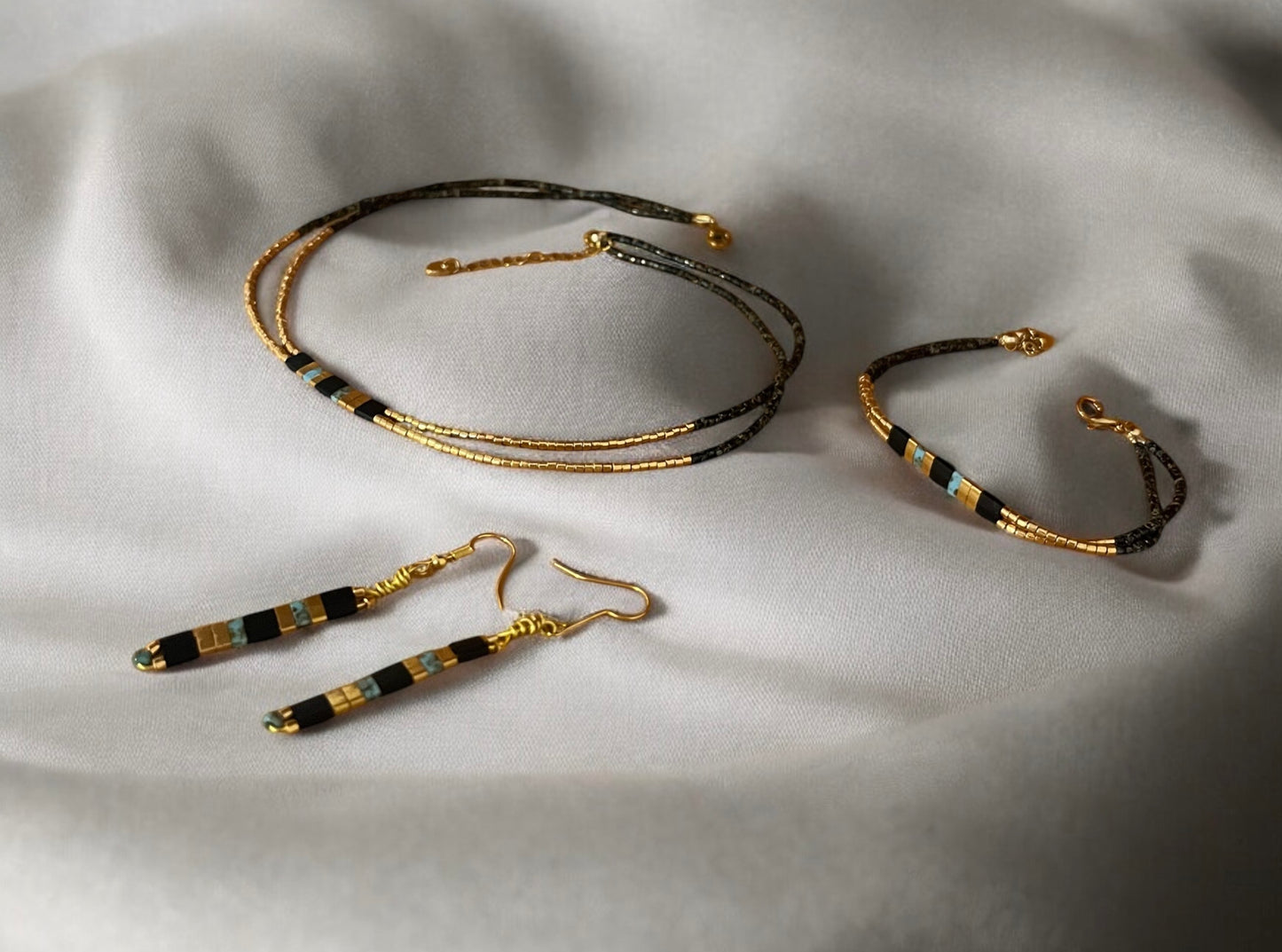 Parure Vélïa | boucles d’oreilles bracelets et collier de perles minimaliste assorties