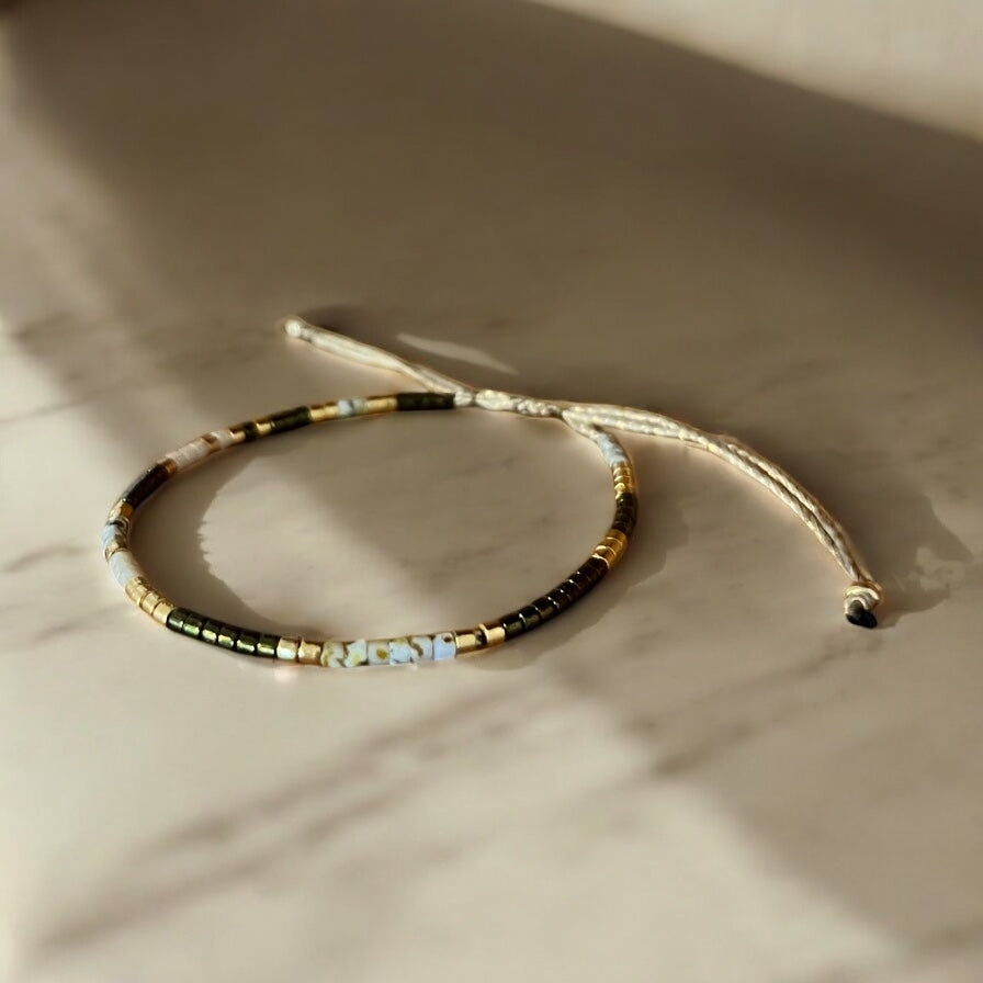 Bracelet Miyuki: Brume d’Olive |bracelet minimaliste de perles Japonaises