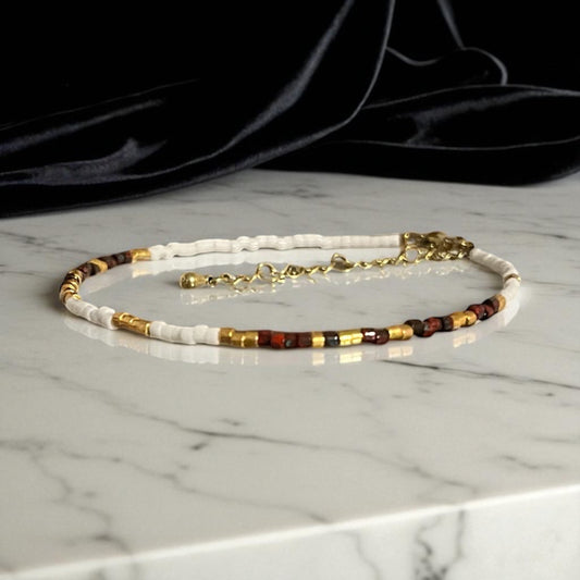 Terre bohème | Bracelet de cheville Miyuki blanc grenat et or