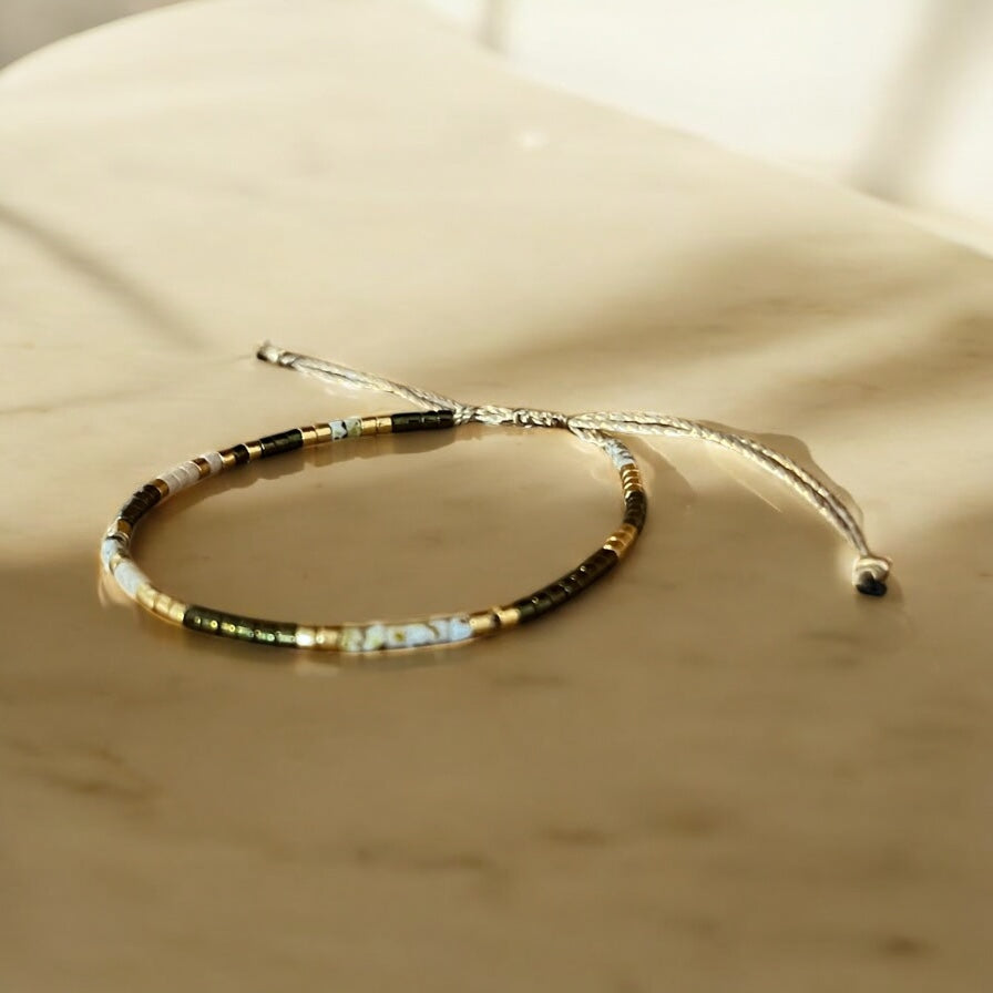Bracelet Miyuki: Brume d’Olive |bracelet minimaliste de perles Japonaises