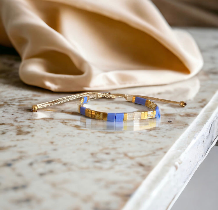 Verstellbares Miyuki Carlotta-Armband aus Seidenfaden mit 24 Karat vergoldeten Perlen