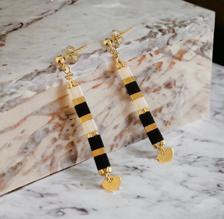 Julieta Miyuki Tila-Anhängerohrringe, 24 Karat vergoldet und Edelstahl, japanische Perlen, Ginko-Blatt