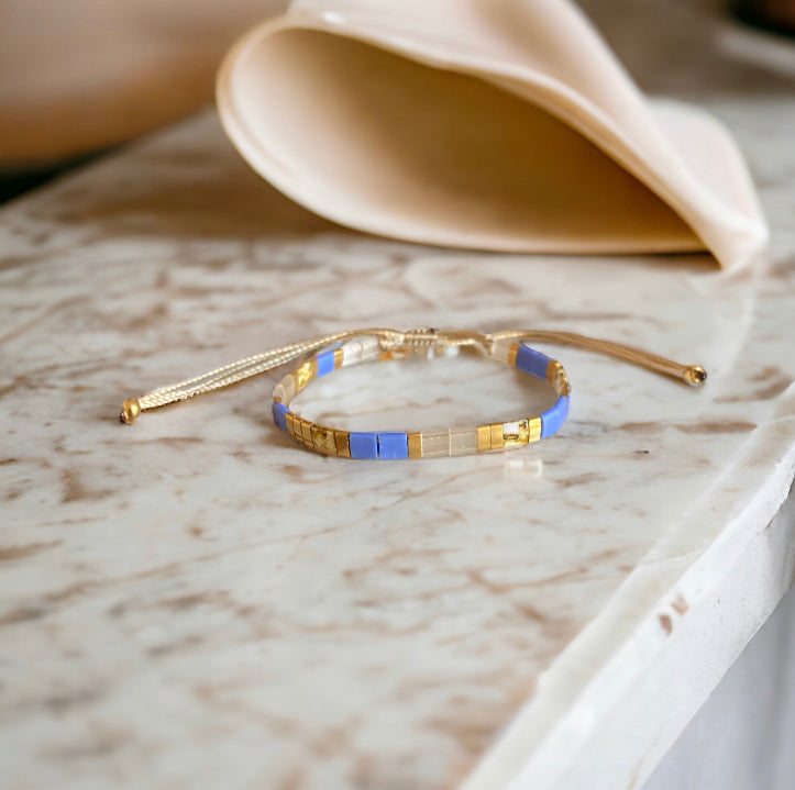 Verstellbares Miyuki Carlotta-Armband aus Seidenfaden mit 24 Karat vergoldeten Perlen