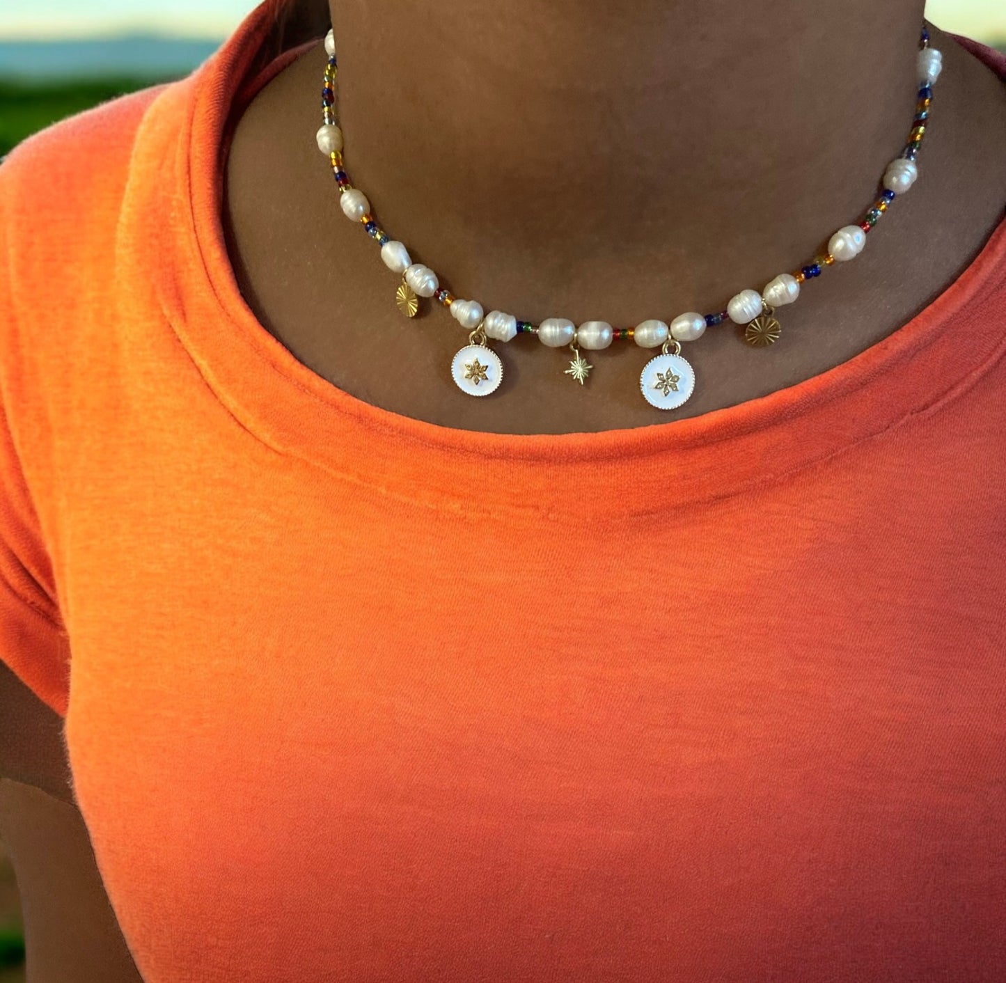 Collier Miyuki : Ambre , collier à breloque en perles miyuki multicolores et perles de cultures