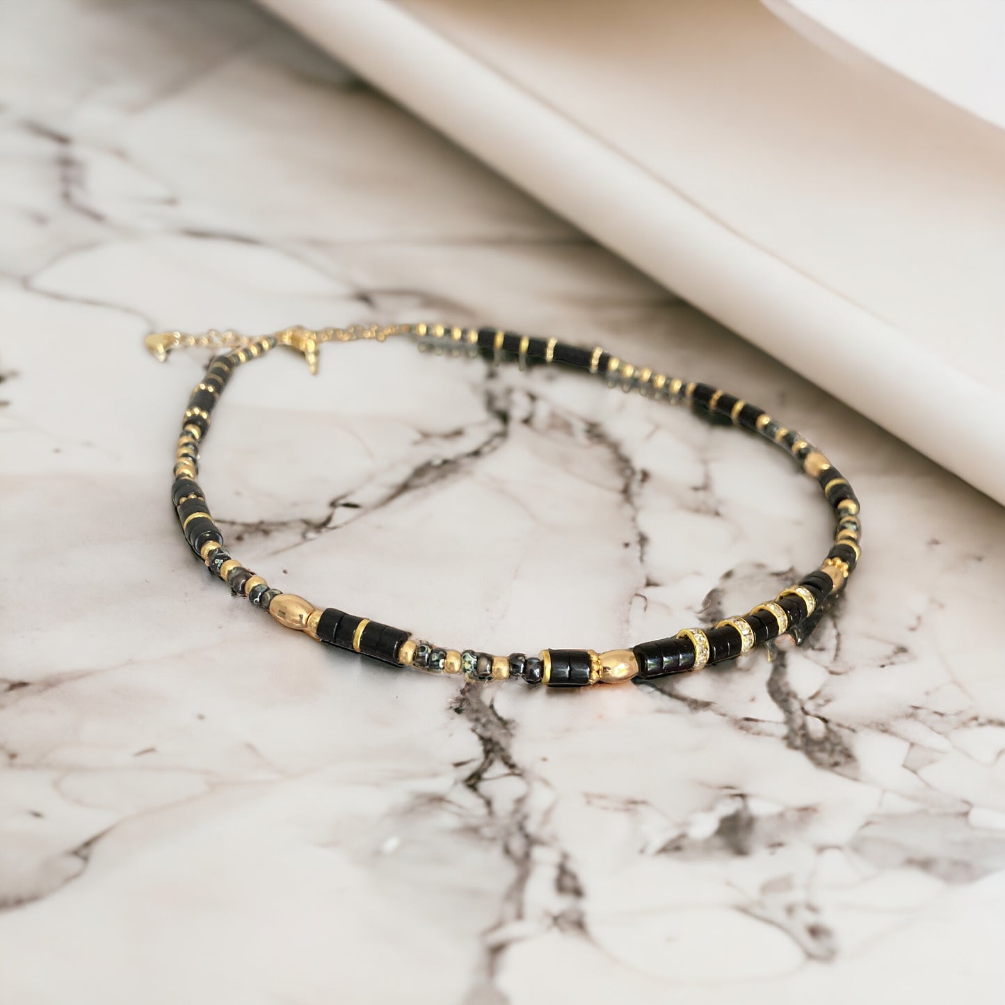Collier précieux : Calixe , collier onyx noir et perles du Japon , pierres semi précieuses et acier inoxydable