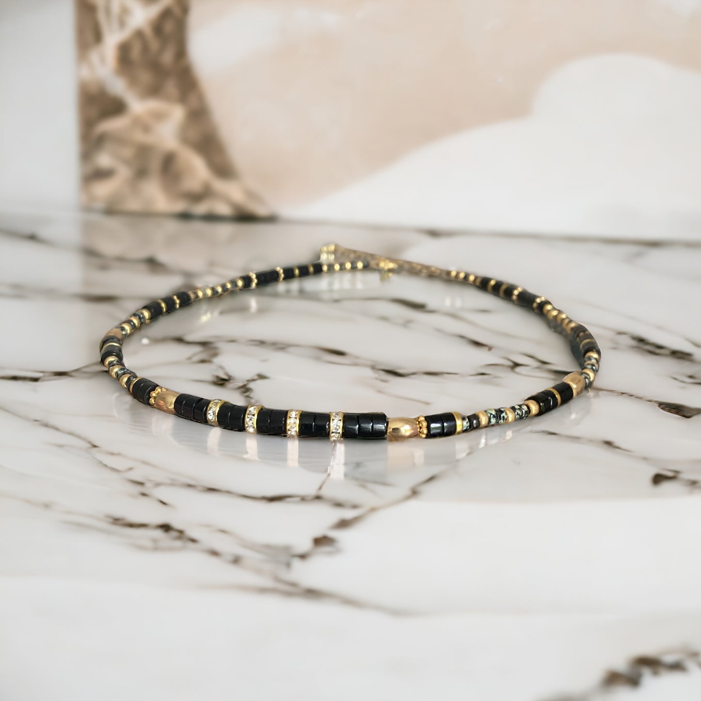 Collier précieux : Calixe , collier onyx noir et perles du Japon , pierres semi précieuses et acier inoxydable
